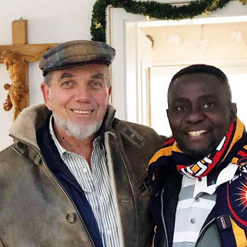 Gerhard Salzinger und Pastor Martin Ssebaggala